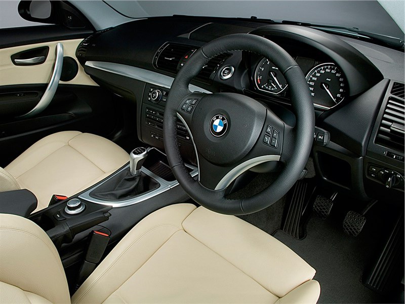 BMW 1 series Поколение E81, E82, E87, E88 2008 - 2011 фото салона